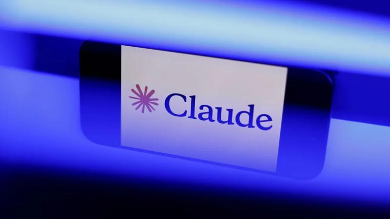 我用Claude设计了一个风格独特的作品集，效果惊艳但错误频出