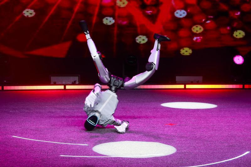 加州餐厅跳舞机器人失控，员工紧急制止