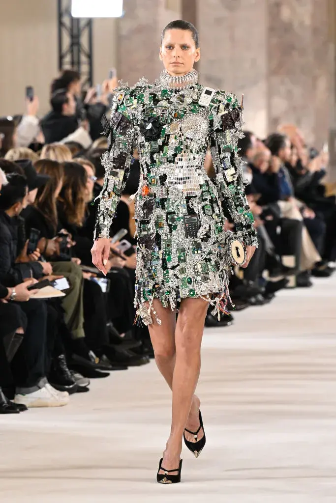 Vogue世界米兰秀上机器人走秀引发争议