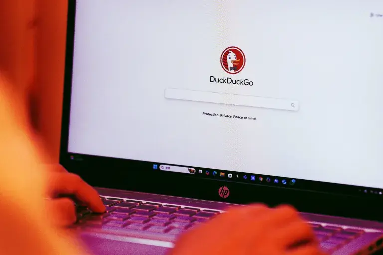 DuckDuckGo用户激增，谷歌推AI搜索引发反弹