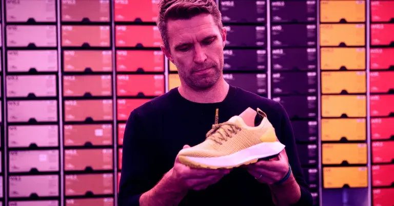 濒临破产的鞋企“转型AI”，股价暴涨700%的背后真相