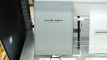 搭载AI功能的10.65英寸电子笔记本「iFLYTEK AINOTE 2」现已在日本软玛普展示