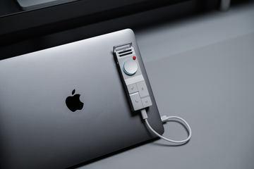 经典AI录音笔「HiDock P1」现已在实体店销售，配套应用大幅升级，会议记录管理更便捷！