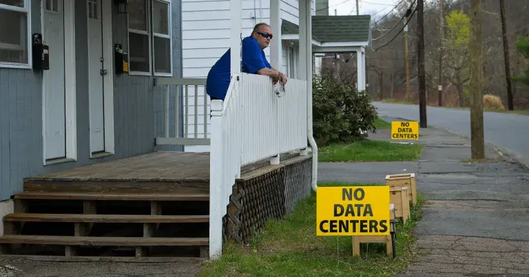 一个小镇正在建设大量数据中心，几乎没有其他空间可用