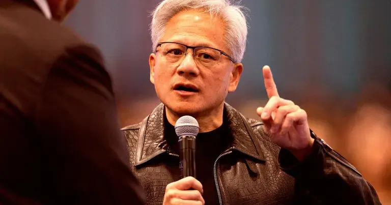 英伟达CEO警告：若AI前沿模型持续出错，相关公司将面临诉讼重压