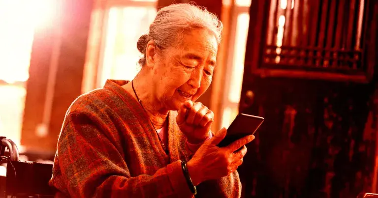 母亲不知儿子已去世，竟一直与其AI克隆进行视频通话