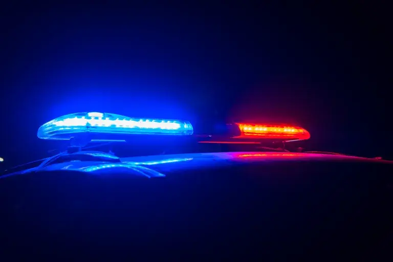 畸形的互动农场主利用AI篡改真实逮捕视频,制造警察猥亵女性的假象