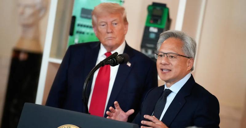英伟达CEO黄仁勋在全员大会中接听特朗普来电