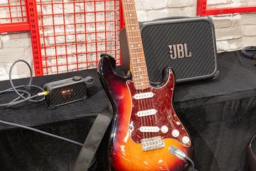 JBL推出支持AI分离人声和乐器音轨的蓝牙吉他演奏音箱
