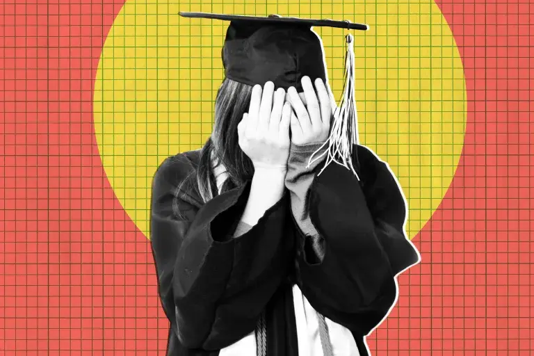 大学毕业典礼上AI读名系统失误，学生们发出嘘声和嘲笑